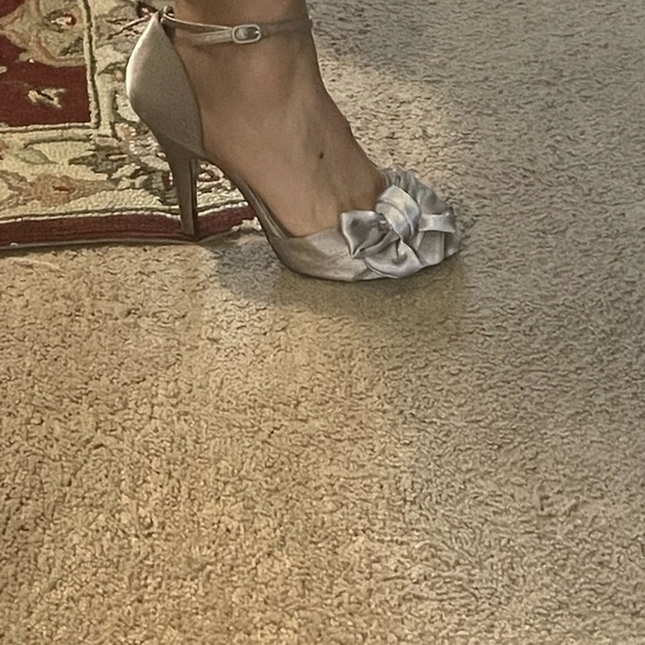 Nina New York silver with lavender hue satin ankle strap heels. Bows - Picture 10 of 11